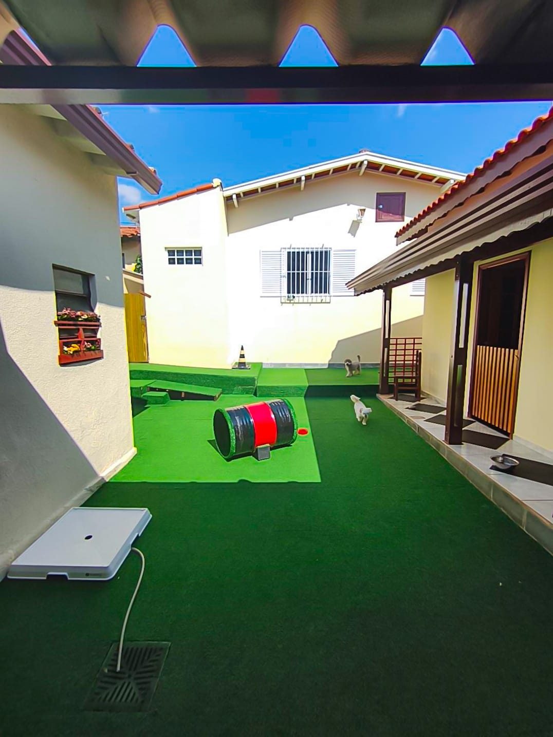 Vista do pátio e dos quartos da Luli e Eu